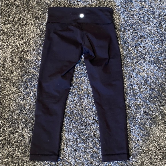 Lululemons Under Wunder Capris size 4! - Picture 3 of 4